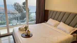 Llit o llits en una habitació de 1BHK Suite with Valley View, Ora Vue