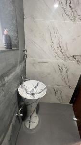Bany a 1BHK Suite with Valley View, Ora Vue