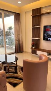 TV a/nebo společenská místnost v ubytování 1BHK Suite with Valley View, Ora Vue