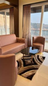 Zona d'estar a 1BHK Suite with Valley View, Ora Vue