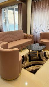 Zona d'estar a 1BHK Suite with Valley View, Ora Vue