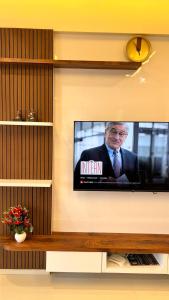 Televisor o centre d'entreteniment de 1BHK Suite with Valley View, Ora Vue