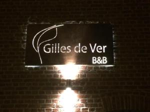 Majutusasutuses Gilles De Ver olev sertifikaat, autasu, silt või muu dokument