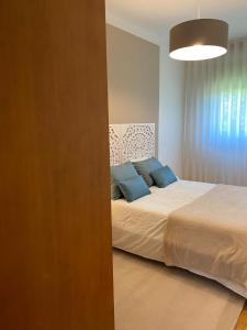 una camera da letto con un letto grande con cuscini blu di Pombinhos Douro a Peso da Régua
