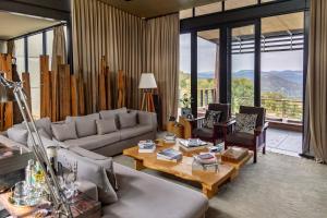 un salon avec un canapé et une table dans l'établissement Misverstand Boutique Farm Lodge, à Potchefstroom