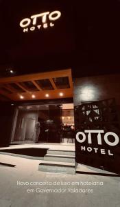 un edificio de oficinas con un cartel en la parte delantera en Otto Hotel, en Governador Valadares
