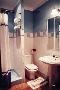 a bathroom with a toilet and a sink at La Posada Real in Priego de Córdoba