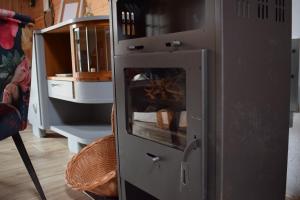 a refrigerator with a fire inside of it at Leśny Zakątek Uroczysko -Apartamenty Nowoczesnej Stodoły in Stogniewice +73 photos