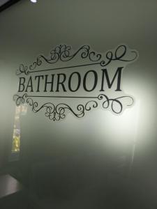 a sign that says bathroom on a wall at Agnes Cottage in La Réunion