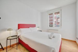 ein Schlafzimmer mit einem großen weißen Bett und einem Fenster in der Unterkunft El Encanto de Huesca by Clabao in Logroño