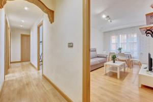 ein Wohnzimmer mit Sofa und Tisch in der Unterkunft El Encanto de Huesca by Clabao in Logroño