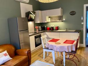 Kuchyň nebo kuchyňský kout v ubytování La maison Virginie 1 à 2 pers charmant hyper centre- cour- parking- linge- fibre- proximité lac canal piscine + 15 fotografií