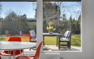 ジルレジェにある2 Bedroom Cozy Home In Gillelejeのパティオ(テーブル、椅子付)の景色を望めます。