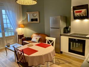 Kuchyň nebo kuchyňský kout v ubytování La maison Virginie 1 à 2 pers charmant hyper centre- cour- parking- linge- fibre- proximité lac canal piscine