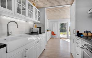 ジルレジェにある2 Bedroom Cozy Home In Gillelejeの白いキャビネットとシンクのあるキッチン +17枚の写真