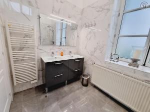 Koupelna v ubytování Gîte paisible avec jardin privatif et terrasse, 2 chambres, proche sites culturels, animaux acceptés - FR-1-510-174 + 28 fotografií