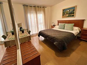 a bedroom with a large bed and a window at Hotel Oreneta in Altafulla