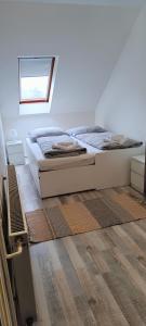 シャールヴァールにあるJoós Family Apartmanのベッドと窓のある寝室