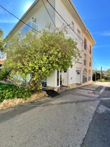 an empty street in front of a building at Hotel Oreneta in Altafulla
