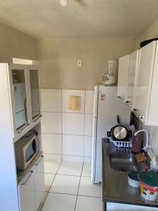 Η κουζίνα ή μικρή κουζίνα στο condomínio sol e mar QE