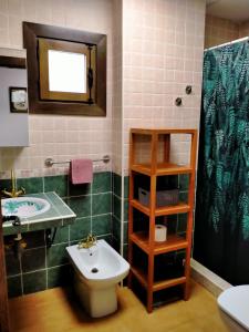 Ένα μπάνιο στο tuGuest El Sendero Verde Carataunas IX