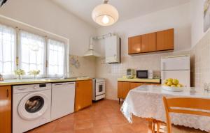 Η κουζίνα ή μικρή κουζίνα στο 3 Bedroom Lovely Home In Sestri Levante