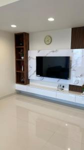 2BHK Suite, Panchgani Views, Ora Vue的电视和/或娱乐中心