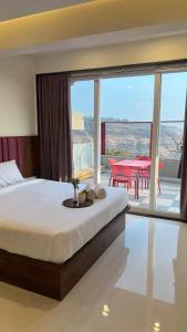 Postel nebo postele na pokoji v ubytování 2BHK Suite, Panchgani Views, Ora Vue