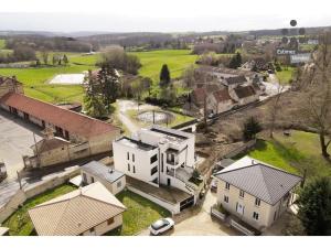 een luchtfoto van een huis in een dorp bij Villa proche Disneyland paris 5 chambres in Dhuisy