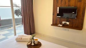 2BHK Suite, Panchgani Views, Ora Vue的电视和/或娱乐中心
