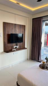 2BHK Suite, Panchgani Views, Ora Vue的电视和/或娱乐中心