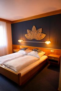 Postel nebo postele na pokoji v ubytování Hotel Gülser Weinstube