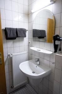 Koupelna v ubytování Hotel Gülser Weinstube