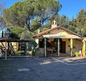 a small building with a roof with a porch at Villa Il Pensierino in Manciano