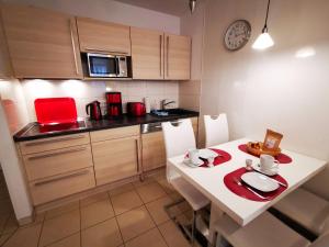 Køkken eller tekøkken på Haus Meeresblick - Ferienwohnung Kreideküste (Ref. 151261)