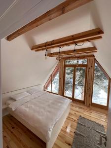 Postel nebo postele na pokoji v ubytování Pine Cabins Zlatibor