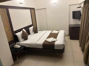 Postel nebo postele na pokoji v ubytování WESTLAND HOTEL- ERODE