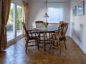 a dining room with a table and four chairs at Ferienwohnung am Hochblauen in Badenweiler