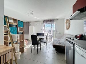 Dapur atau dapur kecil di 3543-Appartement 4 couchages dans une résidence avec piscine