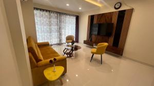 Posezení v ubytování 2BHK suite, Panchgani Views, Ora Vue + 25 fotografií