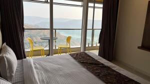 Postel nebo postele na pokoji v ubytování 2BHK suite, Panchgani Views, Ora Vue