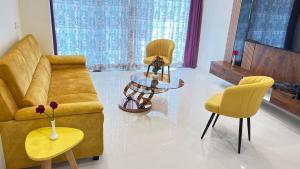 Zona d'estar a 2BHK suite, Panchgani Views, Ora Vue