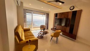Televisor o centre d'entreteniment de 2BHK suite, Panchgani Views, Ora Vue