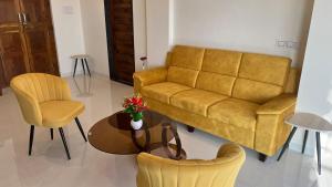 Zona d'estar a 2BHK suite, Panchgani Views, Ora Vue