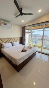 Llit o llits en una habitació de 2BHK suite, Panchgani Views, Ora Vue
