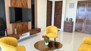 Televisor o centre d'entreteniment de 2BHK suite, Panchgani Views, Ora Vue