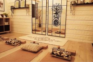 Habitación con alfombras en el suelo y pared de cristal en Loft-Sleeps5-Parking-Spa-LakeViews-PetFriendly, en Finnerödja
