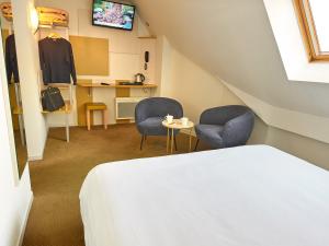 TV a/nebo společenská místnost v ubytování Hôtel REVOTEL Nancy Centre Gare et Congrès