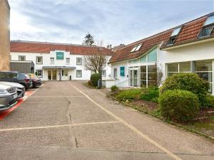 ナンシーにあるHôtel REVOTEL Nancy Centre Gare et Congrèsの一部の建物の前の駐車場