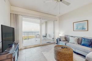 un soggiorno con divano e TV a schermo piatto di Oceanfront condo & WiFi- snowbirds OK! a Palm Coast